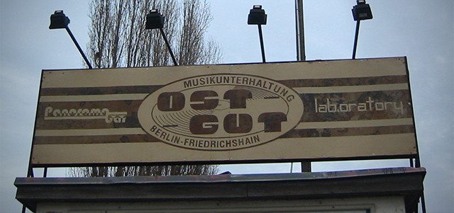 La arquitectura industrial del Berlín de los 90, materia prima de toda la escena.